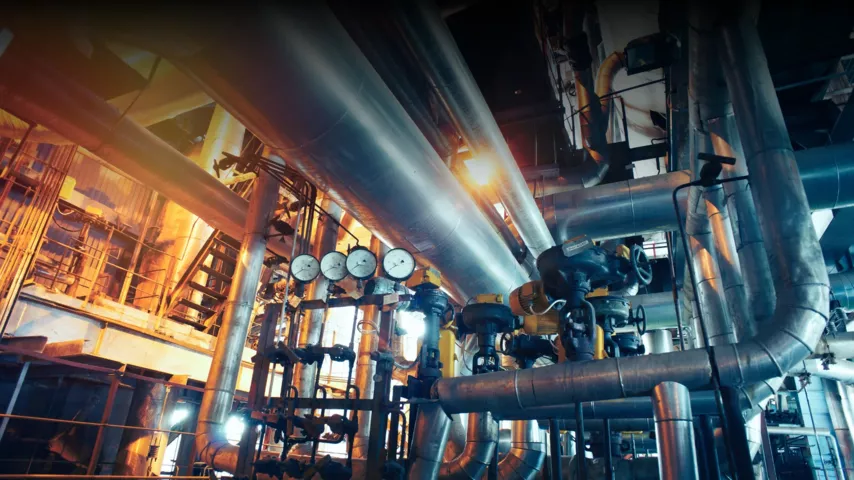 Rohre und Kabel in einer Industriehalle