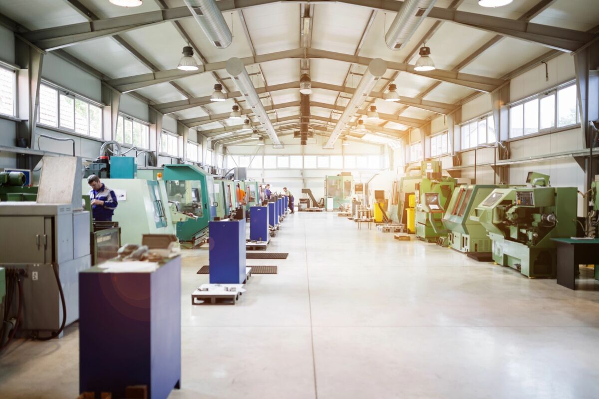 Werkshalle mit Maschinen