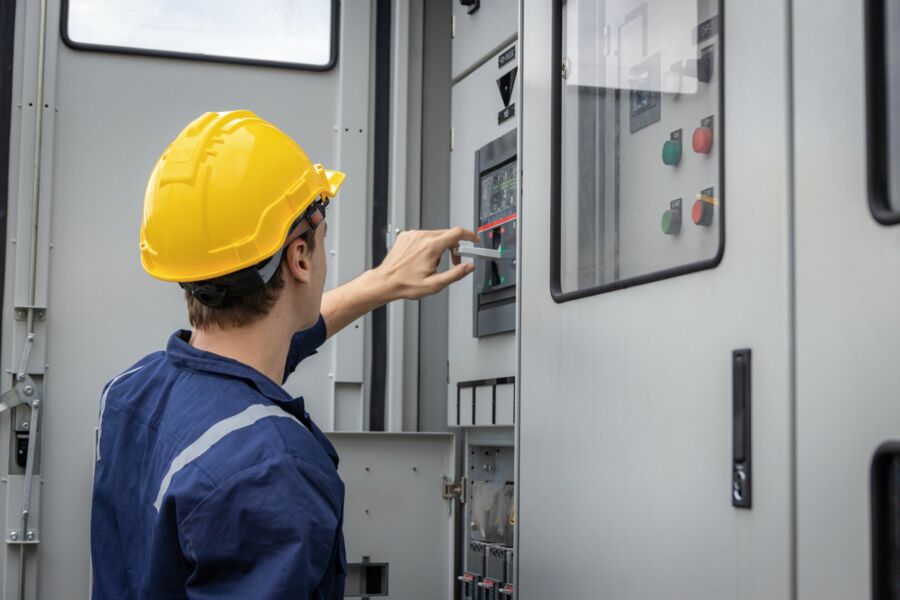 Elektriker an einer Mittelspannungsanlage